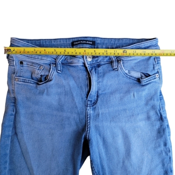 Calvin Klein Jeans | Women's Light Wash Mid-Rise Denim Bermuda Shorts - Picture 5 of 6